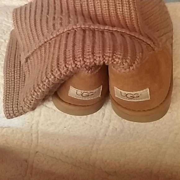UGGS - Picture 2 of 4